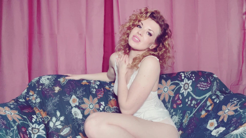 Bunnie Stevens: Aku lagi asik muasin memekku pakai sikat mandi satinku sampai...