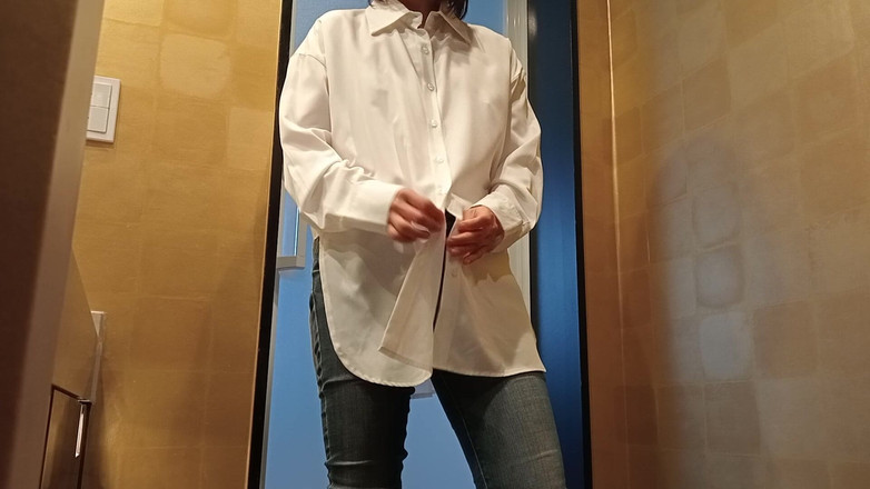 Mayumi Kanzaki: melepas celana dalamnya dan mengenakan celana jeans dan kemeja kurus