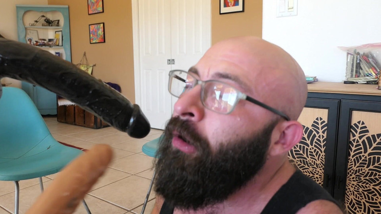TripleXTransMan: Latihan deepthroat dildo