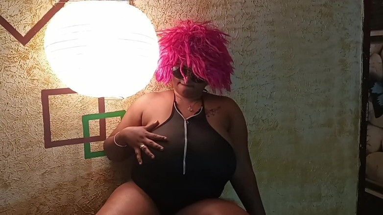 Dean Jones: Wanita Bersaiz Plus India Berkongkek dengan teman lelaki