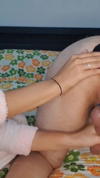 Awek mengongkek lelaki di pantat dengan palam punggung hitam besar semasa memberikan handjob cepat
