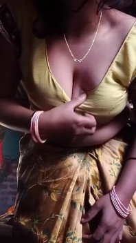 Suri rumah Sanskaari Kampung Deshi India melancap menggoda pepeknya