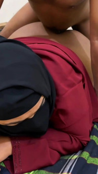 Niqab & Hijab Hookup: アラブのホットな妻が夫の友人にコンドームで乱暴な性交を受ける