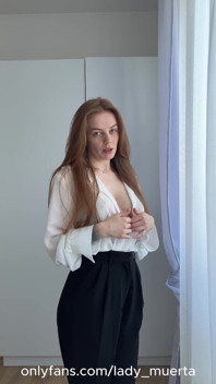 JOi nezbedná sexy milf sekretářka přijde domů pomalu, dělá striptýz a udělá tě (říká)