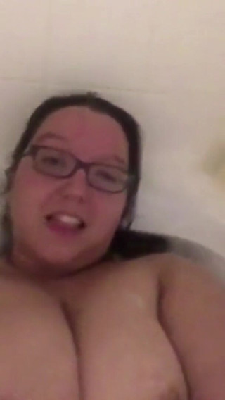 Indian fuck queen: WildEnglishBBW shaking my booty, rubbing my fat pussy in bath