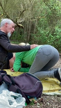 Non togliere il tuo cazzo, vieni in bocca - pompino al parco