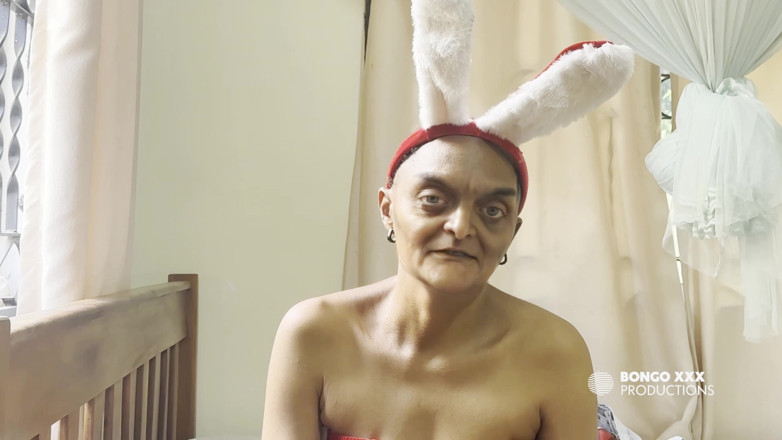 BongoXXX: Bà nội mặc bộ đồ giống như bộ trang phục giáng...