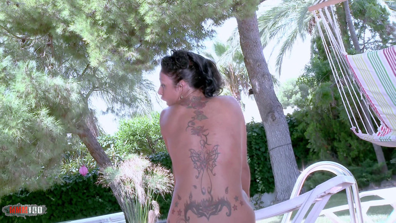 MMM100 Solo: Luciferina: drăguță cu țâțe mari Luciferina se dezbracă lângă piscină