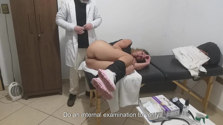 Gabi SweetCouplesStories: Hasta anal muayene sırasında proktolog tarafından parmaklanıyor.
