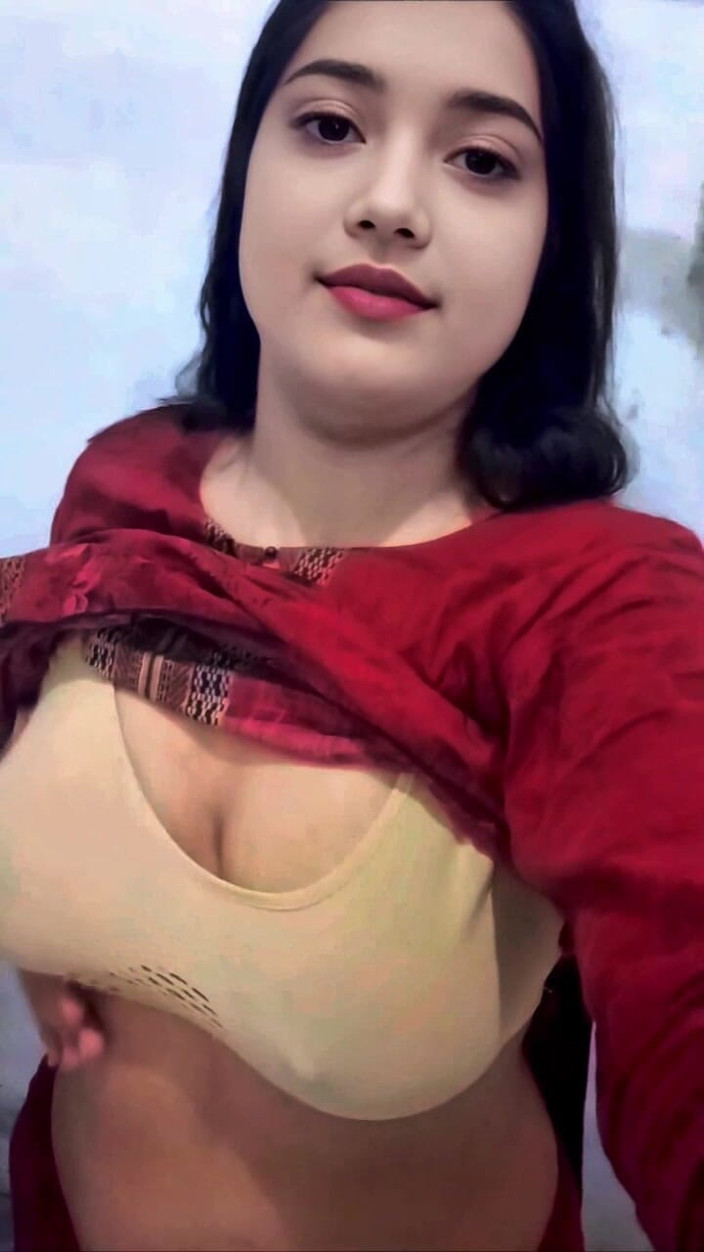 Lust Suman: Ragazza teenager carina calda scopa per dito durante la videochiamata...