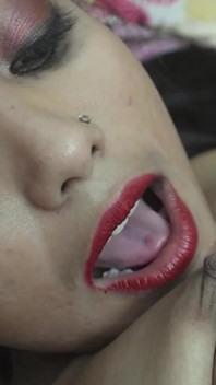 Sexy indická přítelkyně kojící a svíčka v její kundičce