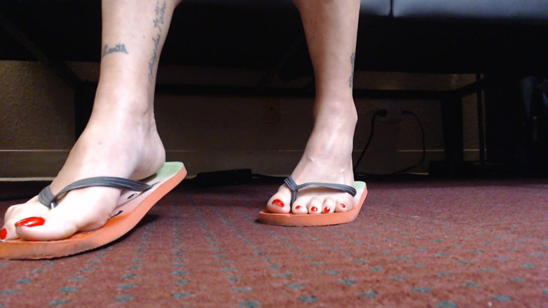 Abby Anna: Ongles rouges, flip flop, jeu de chaussures en gros plan