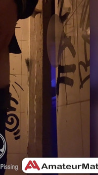 Regardé En Train De Pisser Dans Les Toilettes D’un Bar...