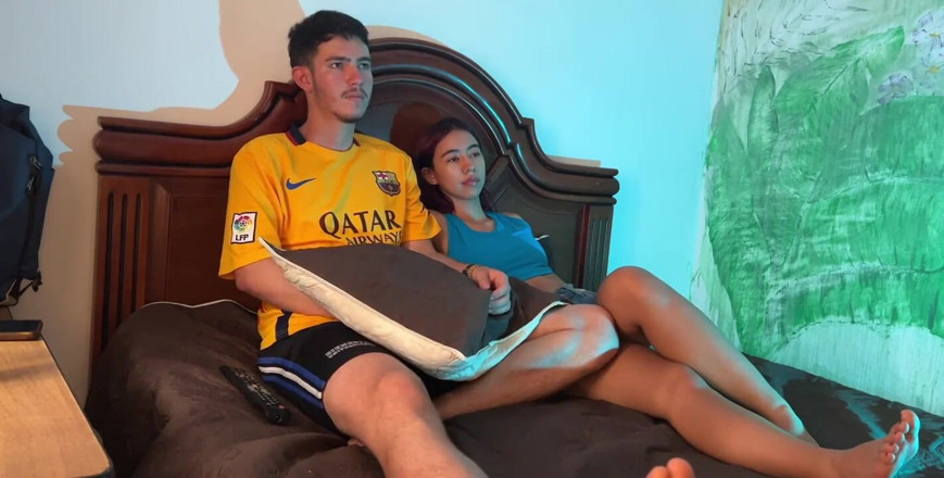 bitchsultry: Aku lagi asik nyepong kontol adik tiriku di TV