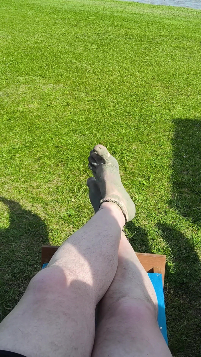 Footfetish: Desculță, așteptând mareea pe plajă