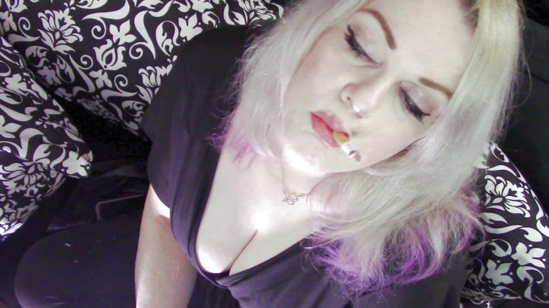 Smoke Temptress Annie Vox - Smoking Fetish: Menari merah dalam pakaian hitam