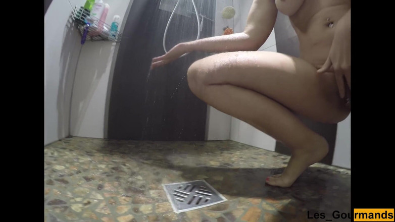 Les Gourmands: MILF with big tits and big ass is washing and...