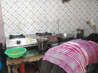 Kajal Bhabhi X: Švagr opustil švagru v kuchyni při vaření