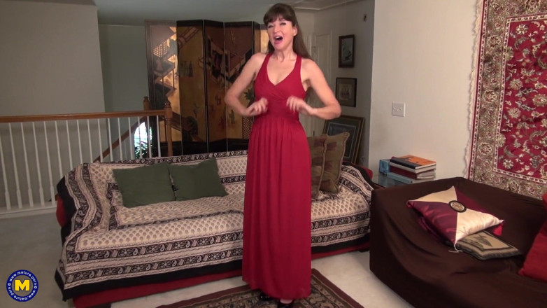 Mature Solo NL: Sexy zralá chce velký penis ve své kundičce, ale má...