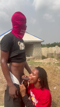 Il suce sa bite devant des gens