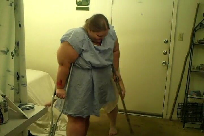 BBW nurse Vicki adventures with friends: Енджі впала тут, вона в екзаменаційній кімнаті з медсестрою Вікі