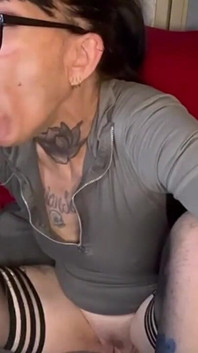 Cewek sange ini lagi asik muasin memeknya pakai dildo sampai muncrat berkali-kali