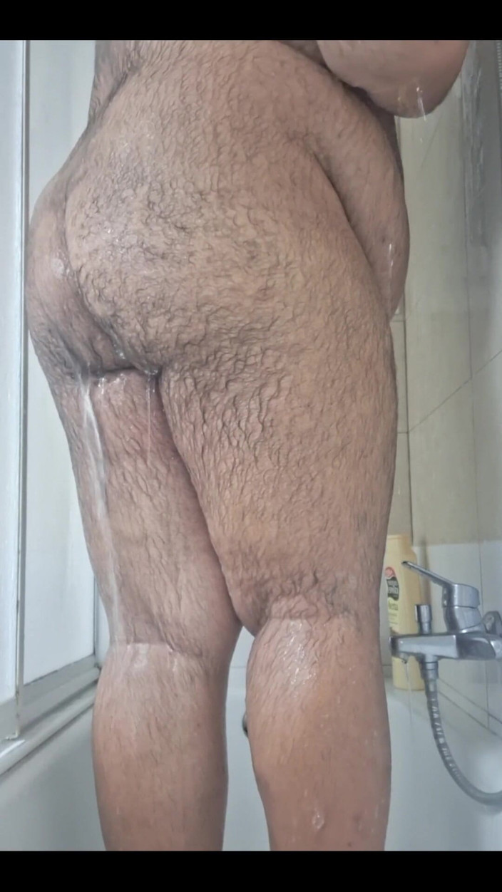 The Mencey: Shower Time