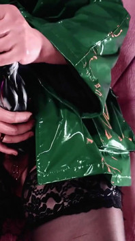 Sexy meesteres plaagt door grote dildo voorbinddildo ... en het dragen van zwarte nylon kousen (Arya Grander)