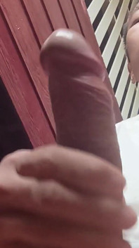 階段の上の非常にムラムラした男