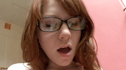 Lesbian Illusion: Blonďatá děvka nutí svou kamarádku křičet