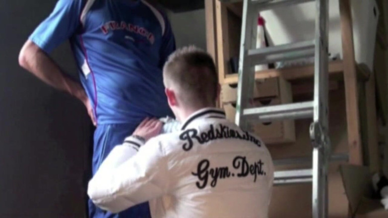 Sneaker gay: Twink troia sottomesso alle sneakers di Matt