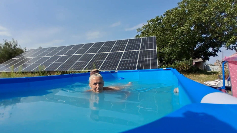 Cherry Lu: Hot Housewife on Vacation