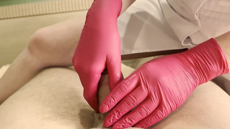 SugarNadya: Une bombasse branle la bite de son client dans des...