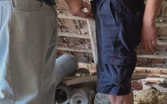 Mike besöker den raka gifta bonden och han knullar ansiktet i ladan tills han cums i ansiktet