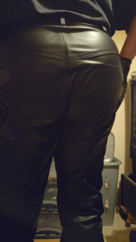 Sborrata nei miei nuovi pantaloni di pelle