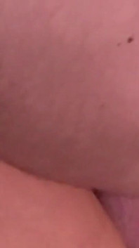 La ragazza mora riccia succhia appassionatamente il cazzo