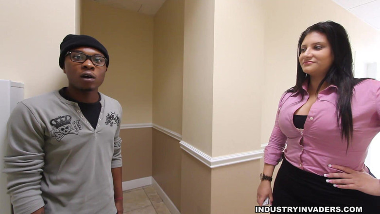 Naked Hustlers: Kim's CFNM Office Blowjob