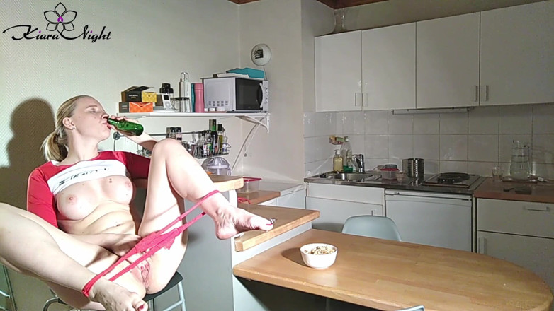Kiara Night: Nena caliente masturbarse la botella - orgasmo intensivo