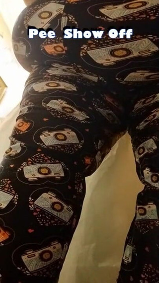 BBW nurse Vicki adventures with friends: おしっこ見せびらかす