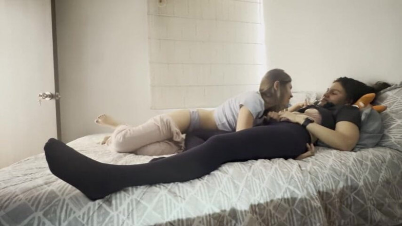 scarlettandc: külotlu çorapla sert sikişen iki kadın birçok orgazm oluyor