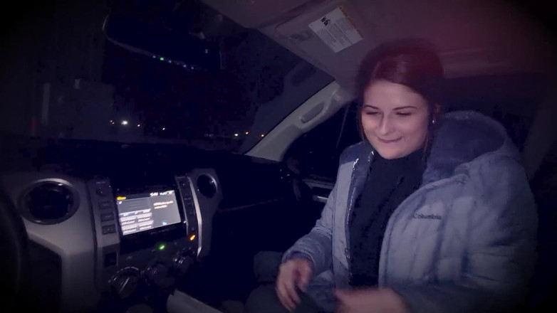Liddy Tyler: Paroháč sedí doma, zatímco jeho žena kouří svého přítele před tělocvičnou...