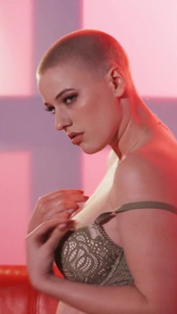 Cewek cantik dengan rambut pendek lagi asik masturbasi