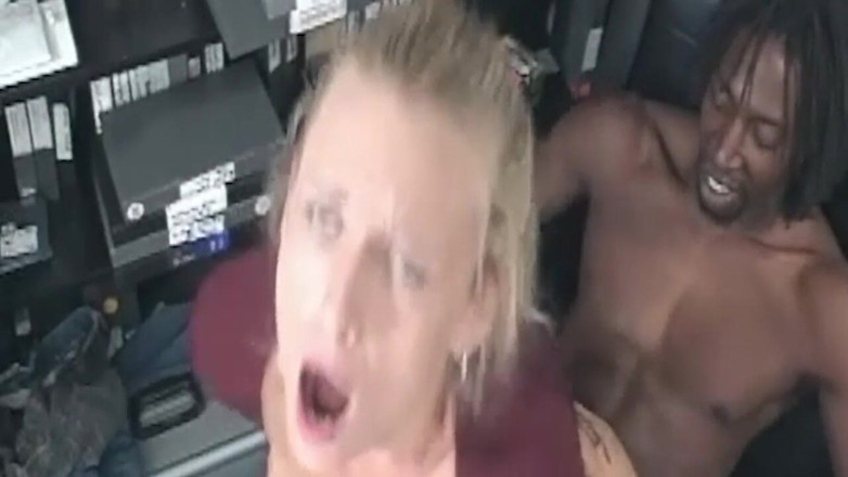 Bangora amateur club: Blonďatá MILF se tvrdě dáví masivním velkým černým pérem Nedbalý deepthroat