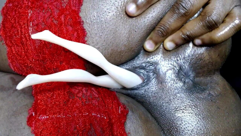 Maeling: 縮小されたビッチがセックスおもちゃとして膣に押し込まれる
