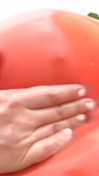 Due troie bionde Victoria Summers e Mona Lee si infilano avidamente dildo nelle loro fighe e nel culo