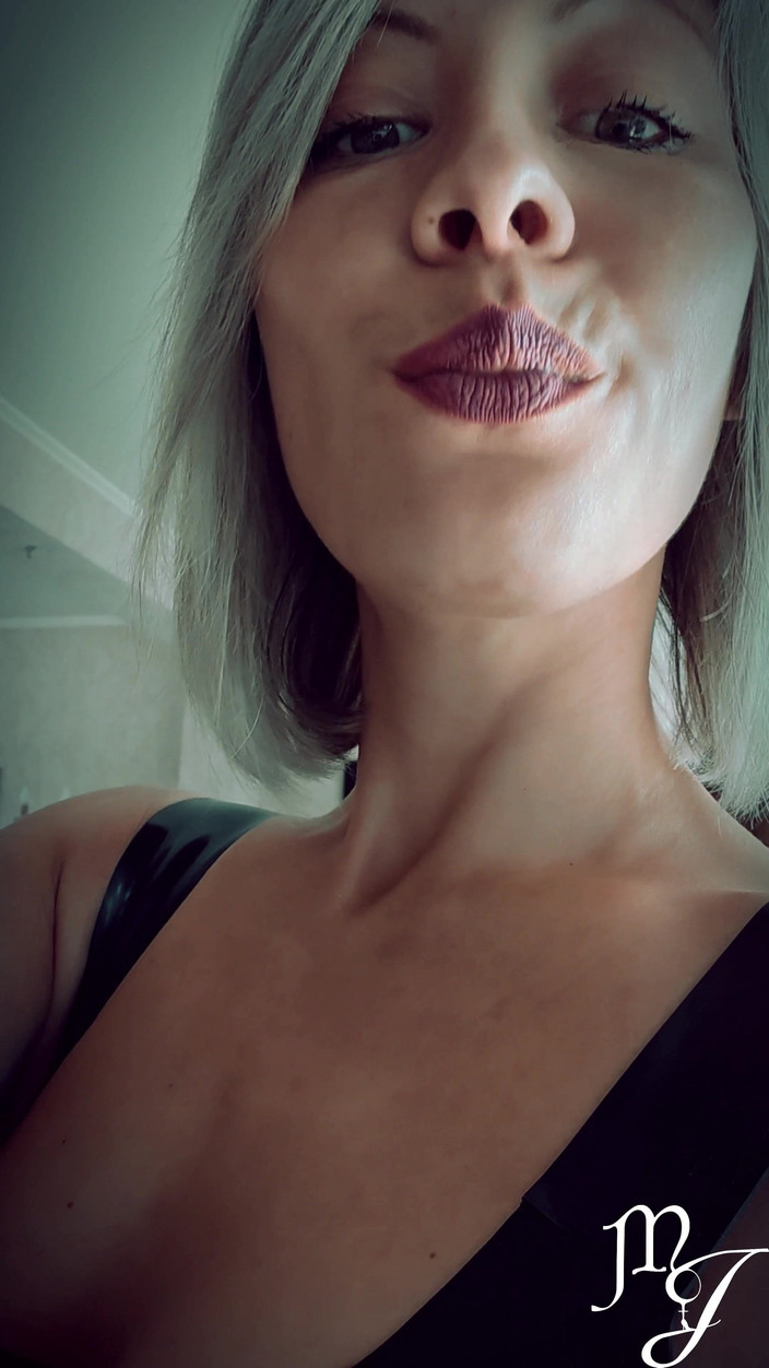 DeesseJulia: Wax Latex Mistress Julia