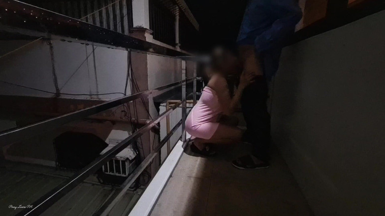Pinay Viral Scandal: Futai riscant cu vecina mea la terasă aproape prinsă