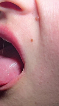 Close-up pijpbeurt - elke druppel op de tong wekt een nieuw vuur in haar op