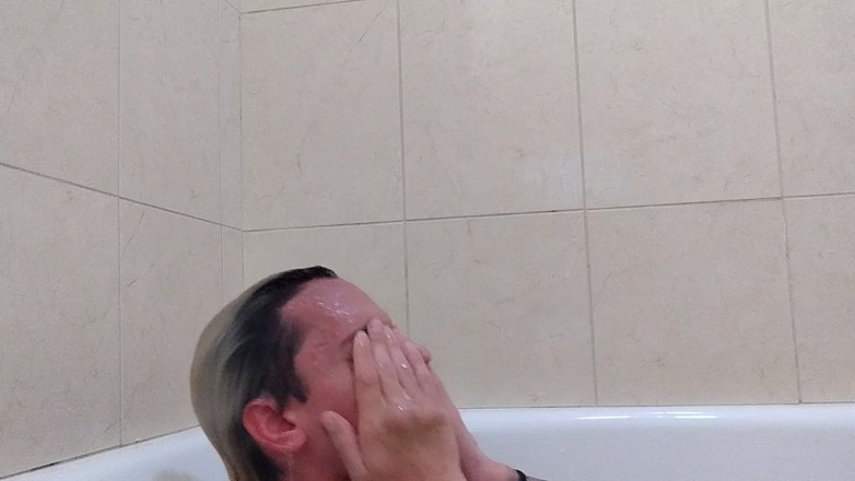 Vovxxx: Bañándose En Mi Orina