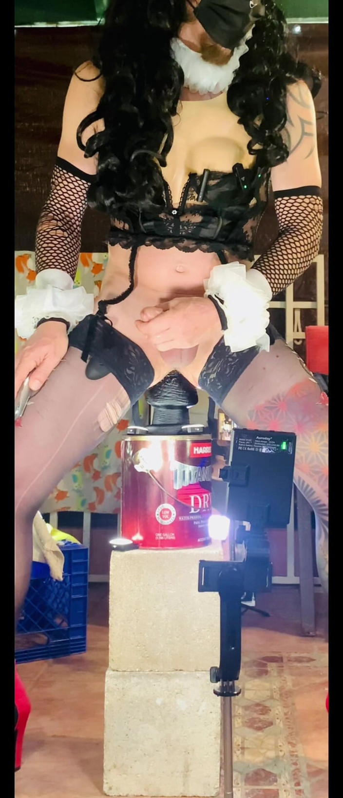 Benito414: Femboy sexig underkläder som rider stor svart dildo